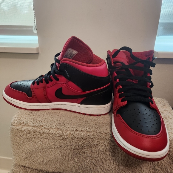Jordan 1 Mid Reverse Bred (2021) Size 8 - Picture 6 of 7